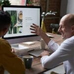 duas pessoas a otimizar o seo de um website