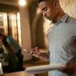 pessoa a verificar passos para lançar uma loja online